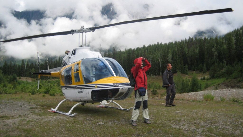helicóptero. Senderismo en Berg Lake. Monte Robson. Canadá. Helihiking.