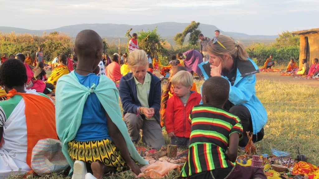 Manyatta Maasai, comprando algunas pulseras a un grupo de niños.