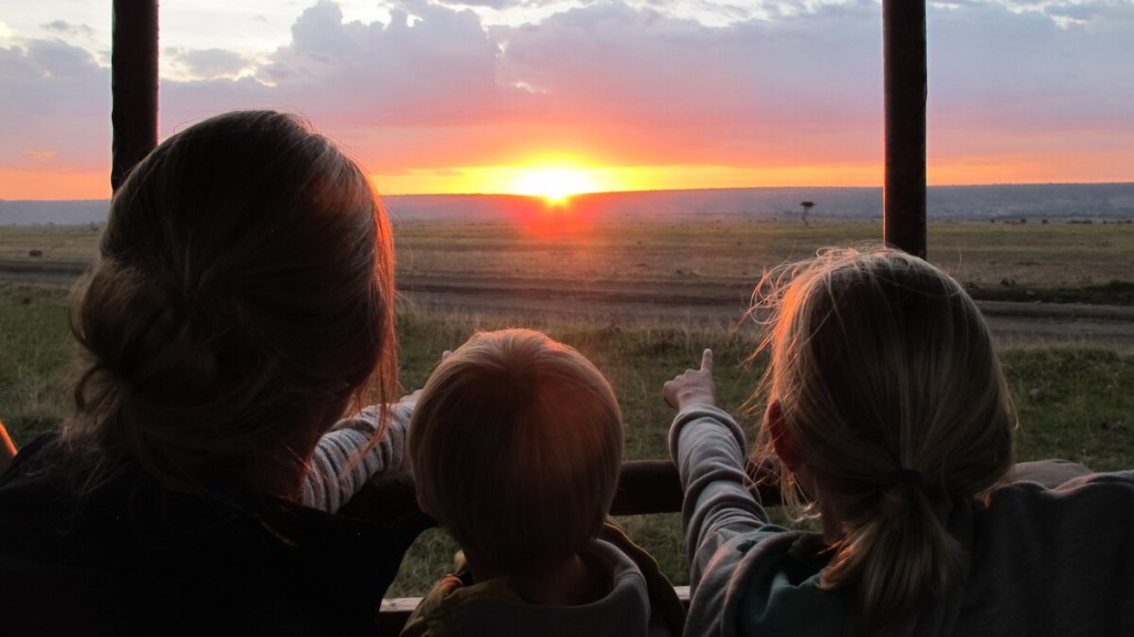 Puesta de sol en Kenia con niños.