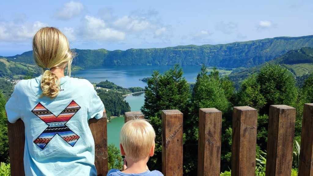 Lagoa das Sete Cidades desde Miradouro da Vista do Rei. Islas Azores con niños.
