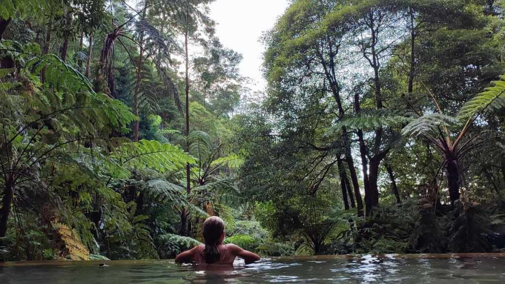 Piscina Natural de Caldeira Velha. Relax con niños en Azores. Aguas termales.