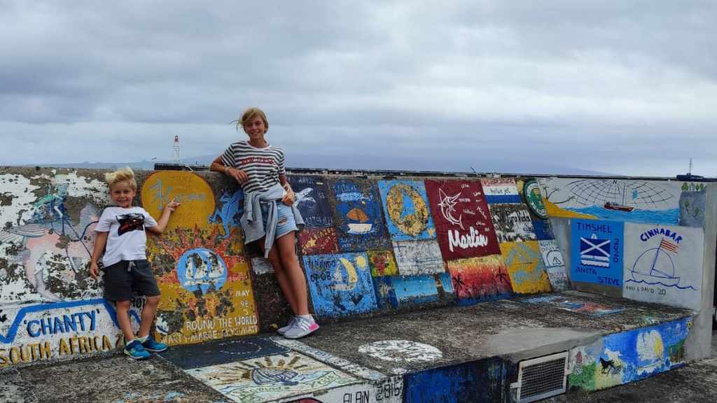 Pinturas murales de los marinos en el puerto de Horta. Islas Azores. Faial con niños.