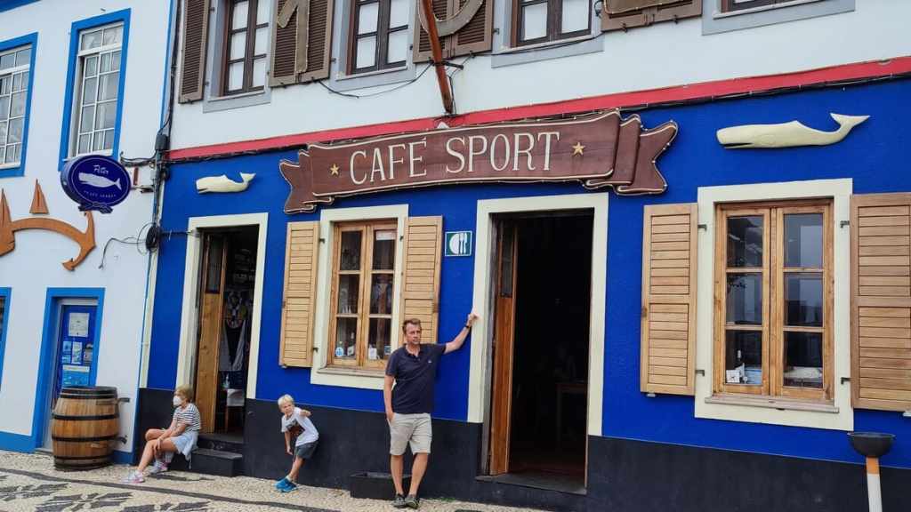 Peter Cafe, en Horta, Faial con niños.
