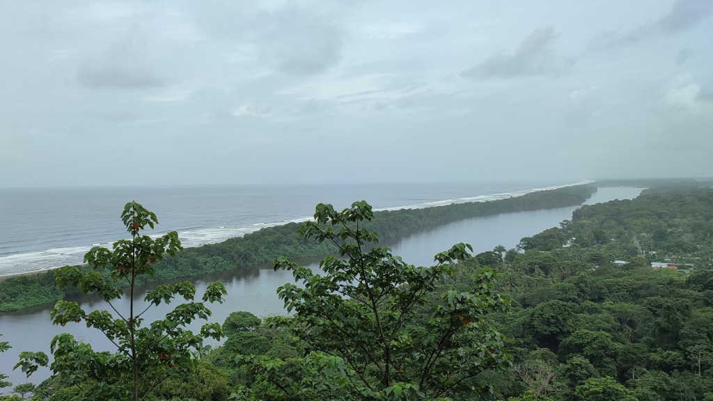 Vistas panorámicas desde el cerro de Tortuguero en Costa Rica
