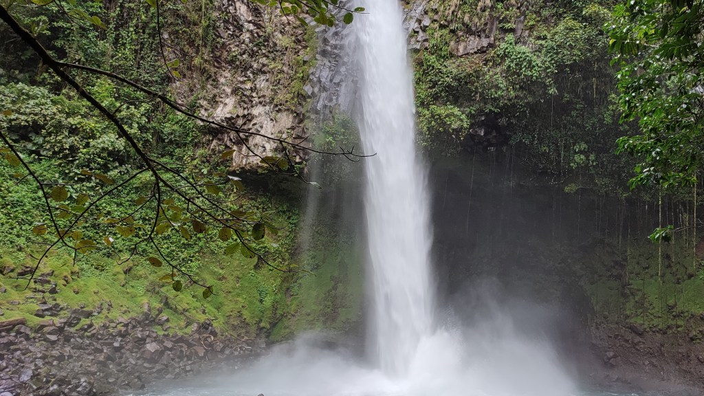 Catarata La Fortuna en Costa Rica. Volcan Arenal.