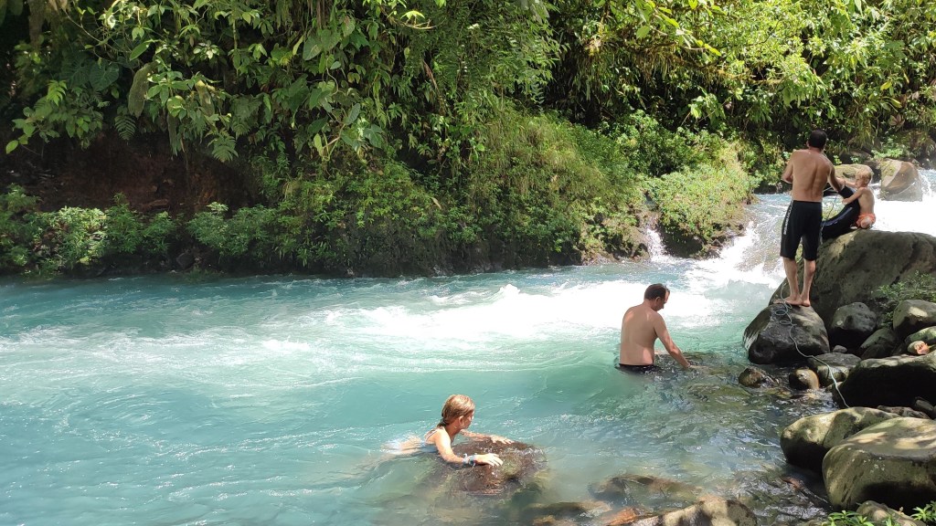 Rio Celeste en el Parque Nacional Volcán Tenorio