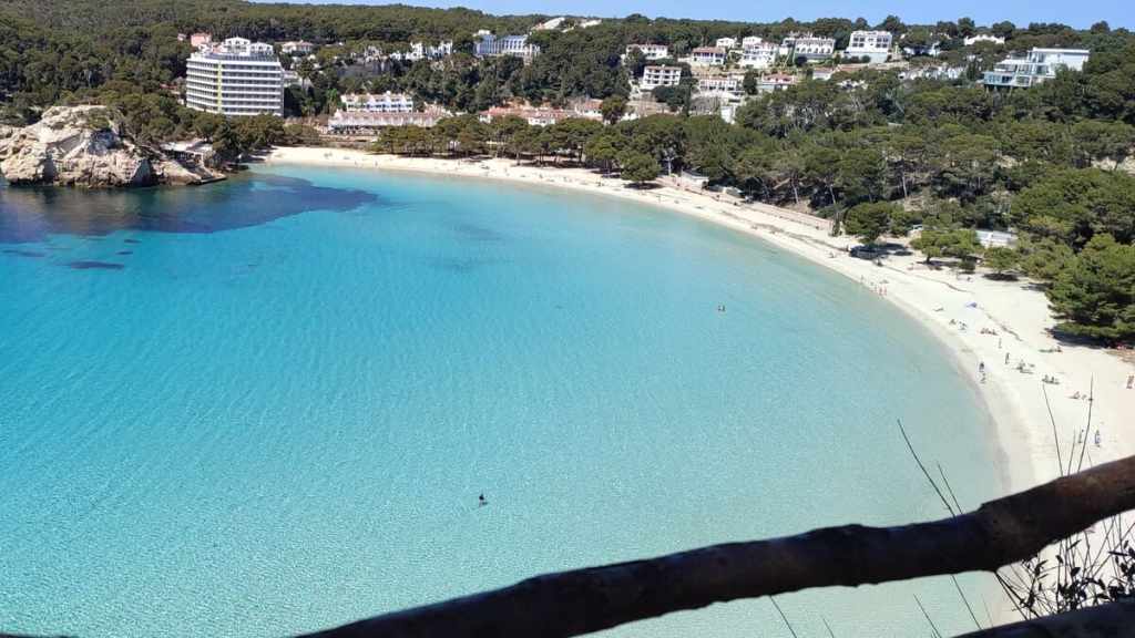 Cala Galdana, playa familiar desde donde puedes acceder a las mejores calas del sur de Menorca.