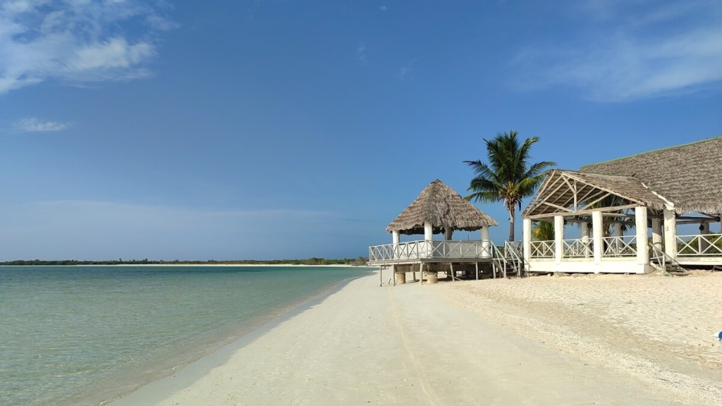 Playa Megano, en cayo Ensenachos, Cuba. Playa de arena blanca y agua cristalina.